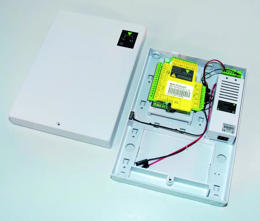 V/V jednotka v boxu se zdrojem